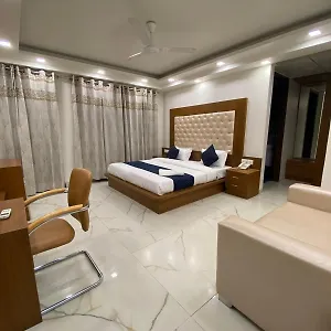 Leaf 9 Boutique, Near Golf Course Road And Galleria Market 3*, Gurgaon India